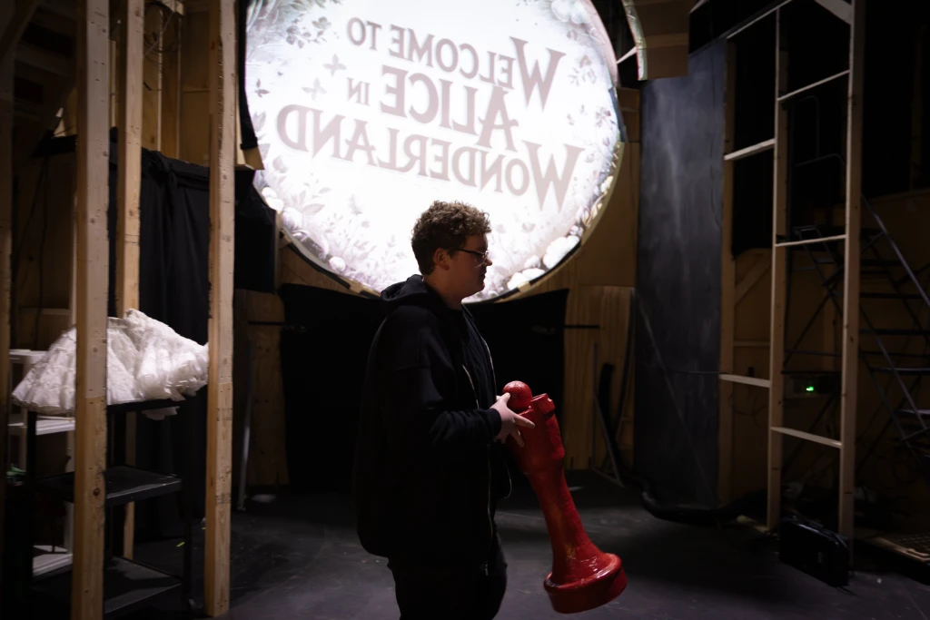 Behind the scenes - Crew photo 1