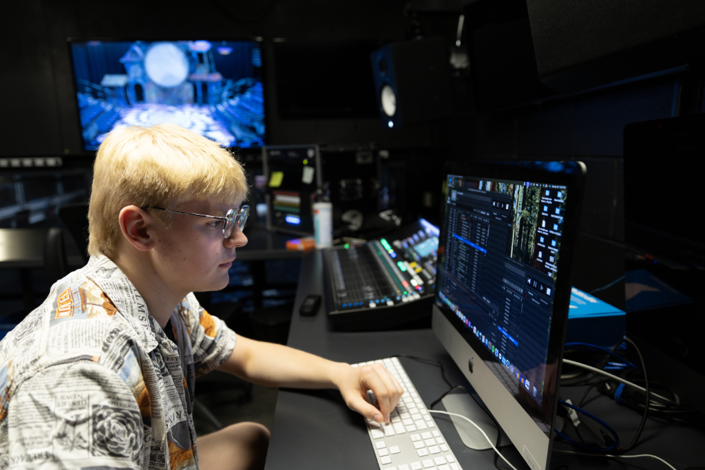 Behind the scenes - Crew photo 2