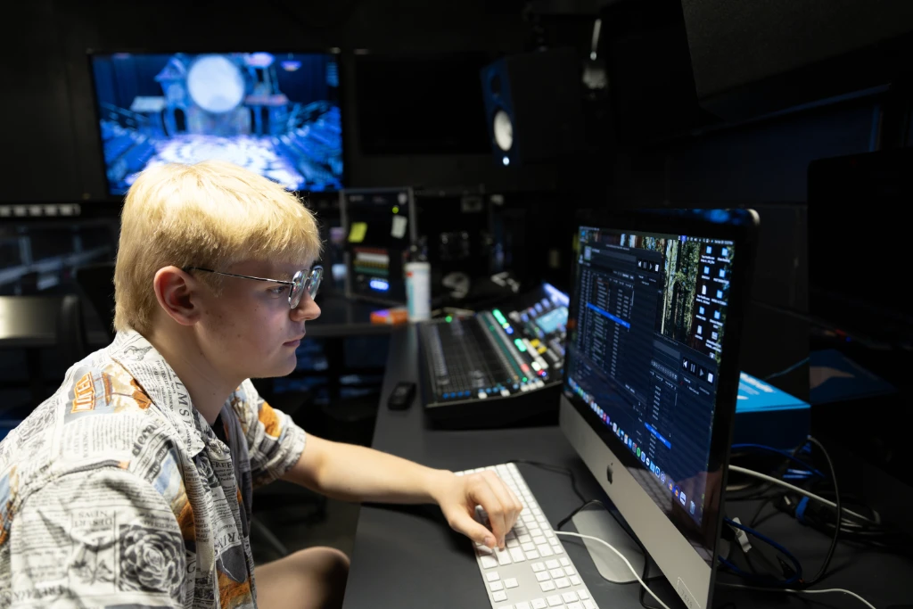 Behind the scenes - Crew photo 2