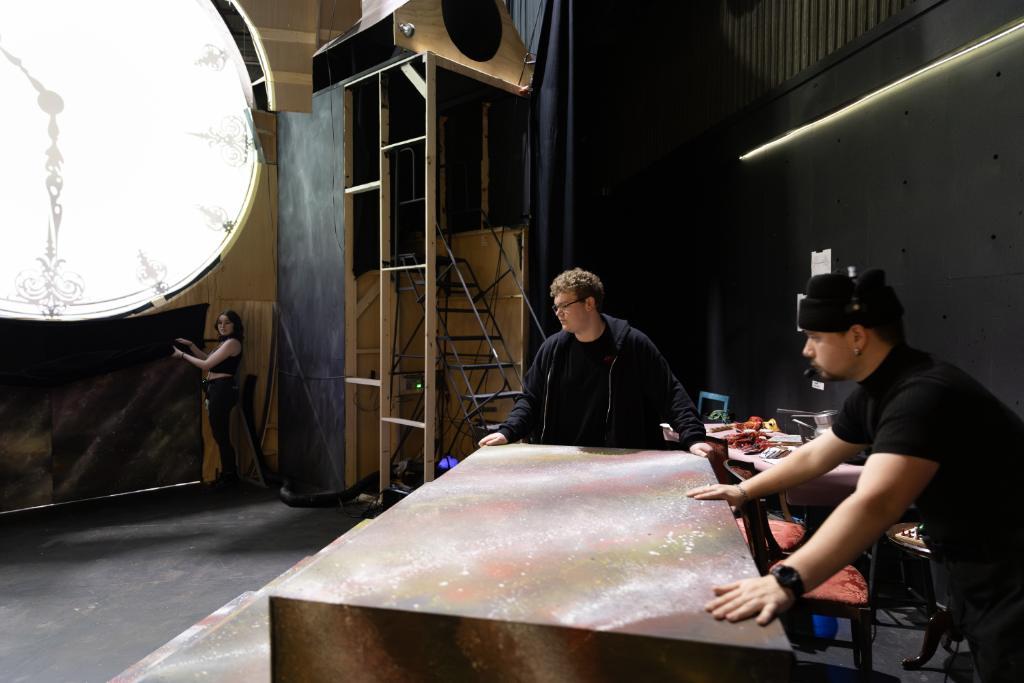 Behind the scenes - Crew photo 4